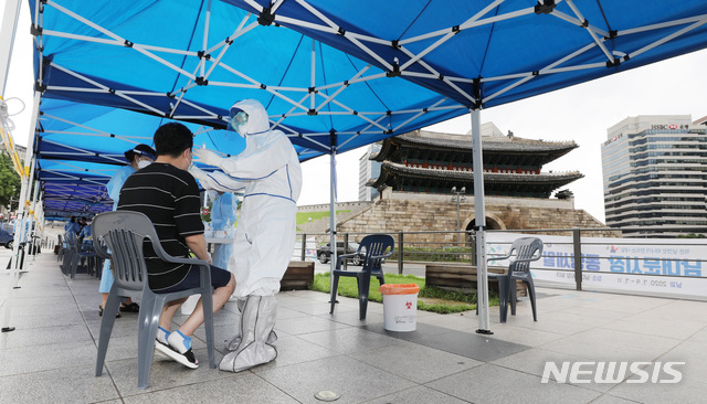 ▲ 남대문시장 케네디 상가와 관련해 9명이 확진판정을 받은 가운데 10일 오전 서울 중구 남대문시장 인근에 선별진료소가 차려졌다. ⓒ뉴시스