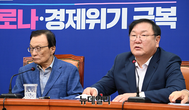 ▲ 더불어민주당 이해찬 대표와 김태년 원내대표가 10일 오전 국회에서 열린 최고위원회의에 참석해 자리하고 있다.
ⓒ박성원 기자