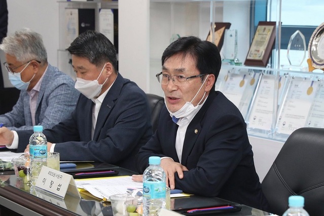 ▲ 사실상 차기 민주당 충북도당위원장으로 거론되는 이장섭 의원(오른쪽).ⓒ이장섭 의원실