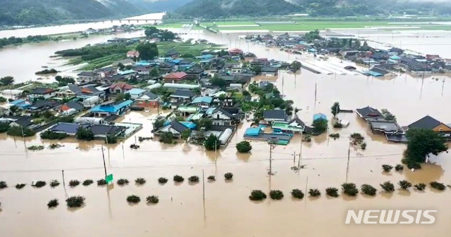 ▲ 지난 8일 섬진강이 범람하면서 화개장터가 32년 만에 물에 잠긴 모습이다. ⓒ뉴시스