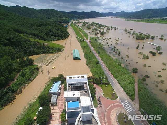 ▲ 9일 오전 낙동강 제방이 무너져 2개 마을이 침수돼 주민 156명이 인근 초등학교로 대피했다. ⓒ뉴시스