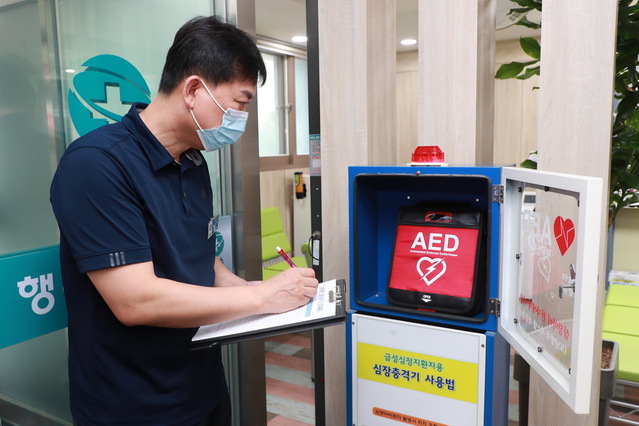 ▲ 예천군 보건소는 이달 28일까지 관내 공공시설 및 보건의료기관에 설치된 자동심장충격기(AED) 46대에 대해 관리상태 및 점검을 실시한다.ⓒ예천군보건소