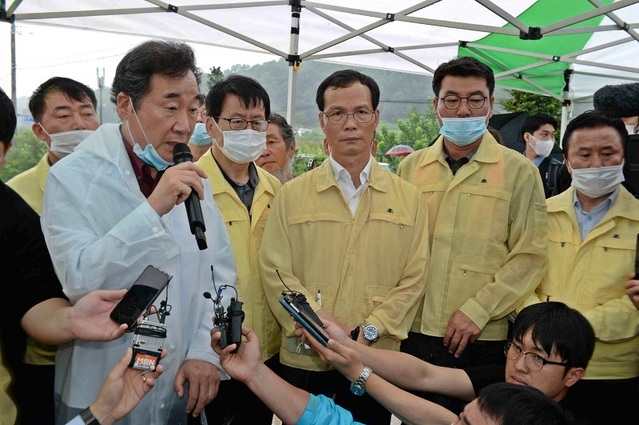 ▲ 더불어민주당 당대표 후보인 이낙연 의원(왼쪽)이 지난 5일 충북 음성 수해현장 방문, 신속한 대응을 당부하고 있다.ⓒ음성군