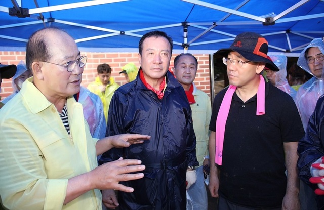 ▲ 더불어민주당 당대표 후보인 이낙연 의원(왼쪽)이 지난 5일 충북 음성 수해현장 방문, 신속한 대응을 당부하고 있다.ⓒ음성군