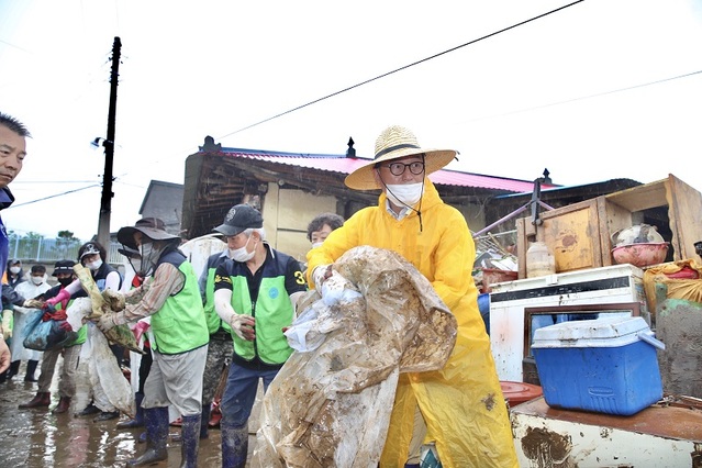 ▲ 박상돈 천안시장이 지난 7일 목천읍 소사리 침수 피해 현장에서 주민들과 함께 복구 지원 활동을 펼치고 펼쳤다.ⓒ천안시