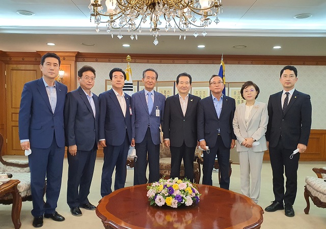 ▲ 이강덕 포항시장은 정세균 국무총리를 만나 지진피해 100% 지원을 건의했다.ⓒ포항시