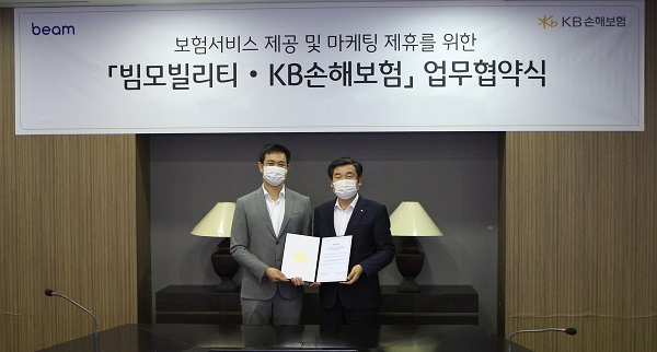 ▲ KB손해보험 박경희 경영총괄 부사장(우측)과 빔모빌리티코리아 앨런 쟝(Alan Jiang) 대표는 지난 10일 KB손해보험 본사 사옥에서 공유킥보드 이용 환경 조성을 위한 업무제휴 협약(MOU)을 체결했다.ⓒKB손해보험