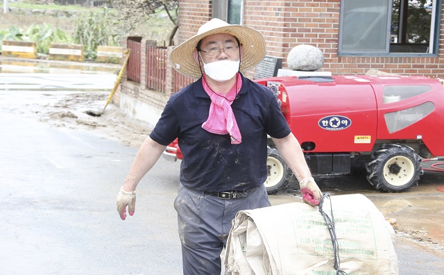 ▲ 주호영 미래통합당 원내대표가 11일 전라남도 구례군 문척면 구성마을에서 수해 복구 봉사활동을 하고 있다.ⓒ미래통합당 제공