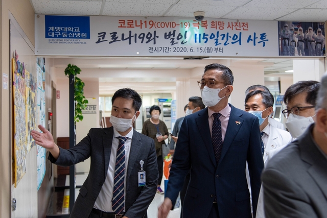 ▲ 에릭 테오 대사는 방문 첫날인 11일 대구의 코로나19 방역의 최일선에서 고생한 계명대학교 대구동산병원 의료진을 직접 만나 노고에 감사를 표했다.ⓒ대구시