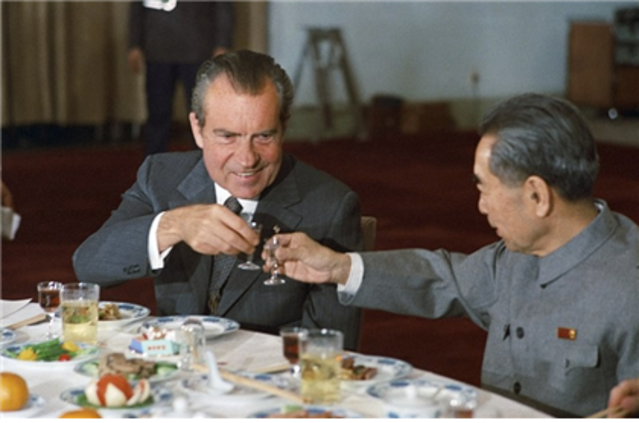 ▲ 리처드 닉슨 대통령과 저우언라이 총리. 헨리 키신저 국가안보보좌관의 세계 질서 구상에 의한 역사 대전환의 한 장면이다.