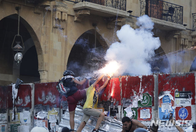 ▲ 10일에도 이어진 베이루트 시위. 시위대가 경찰을 향해 폭죽을 쏘고 있다. ⓒ뉴시스 AP. 무단전재 및 재배포 금지.