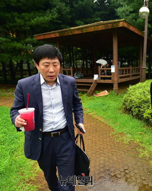 ▲ 11일 서울 강남구 일원동에 위치한 한 공원에서 박상학 자유북한운동연합 대표가 뉴데일리와 인터뷰를 마친 후 다음 일정을 위해 이동하고 있다.ⓒ정상윤 기자