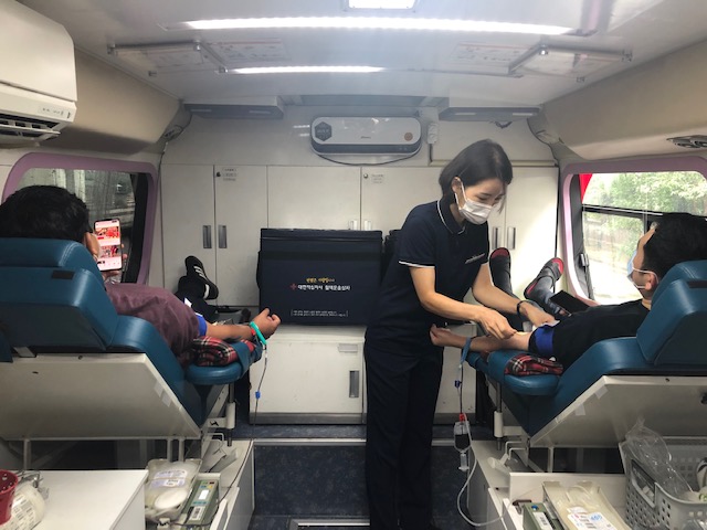 ▲ 한국철도 수도권동부본부 직원들이 11일 본부 종합관리동 앞에 마련된 헌혈버스에서 헌혈을 하고 있다.ⓒ한국철도 수도권동부본부