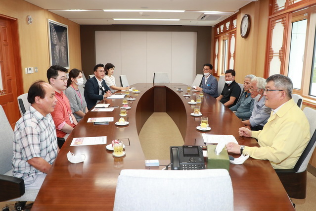 ▲ 예천군(군수 김학동)은 고구마산업중앙연합회 예천지부(회장 송현종)와 부산 소재 베이커리 기업 ‘정항우 케익’이 고구마 납품 계약을 체결했다.ⓒ예천군