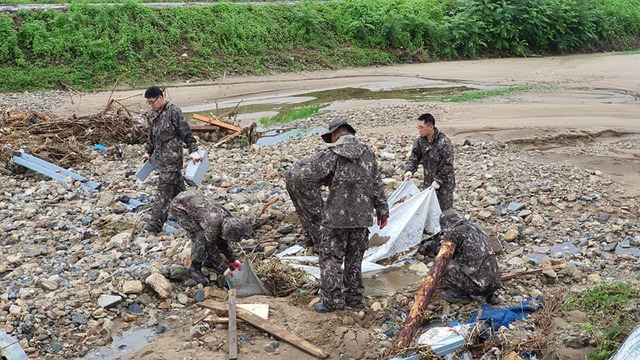 ▲ 충주의 한 하천에서 수해복구 작업을 하고 있는 군 장병들.ⓒ충주시