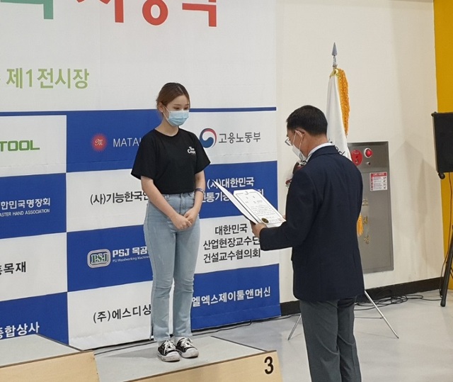 ▲ 12일 최지우씨 동상 수상장면.ⓒ유원대학교