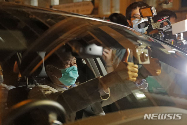 ▲ 석방된 뒤 빈과일보 지지자들에게 엄지손가락을 들어 보이는 지미 라이 넥스트미디어 그룹 회장. ⓒ뉴시스 AP. 무단전재 및 제배포 금지.