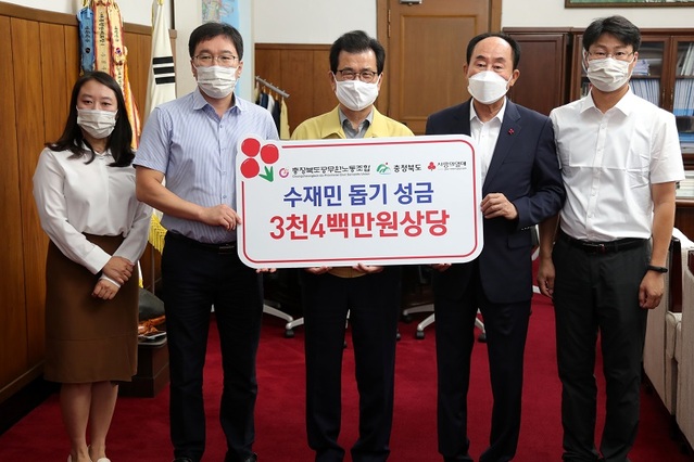 ▲ 12일 이병민 충북공무원노동조합 위원장이 충북도에 이재민 돕기 의연금을 기탁하고 있다.ⓒ충북도