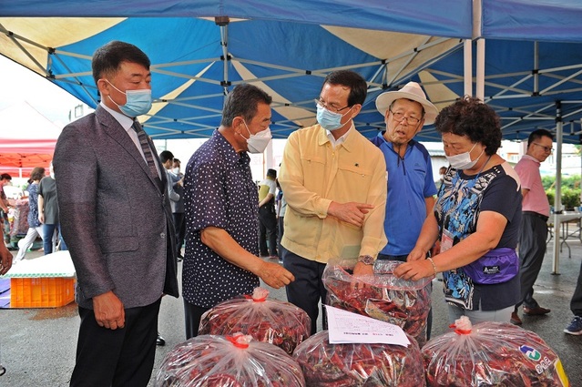 ▲ 조병옥 음성군수가 12일 음성읍 하상주차장에서 개장한 청결고추 직거래장터에서 농민들과 얘기를 나누고 있다.ⓒ음성군
