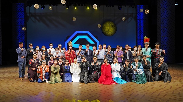 ▲ 정재훈 사장을 비롯한 간부직원 30여명이 경주엑스포공원을 방문해 뮤지컬 ‘월명’을 관람 후 배우들과 기념찰영을 하고 있다.ⓒ경주엑스포