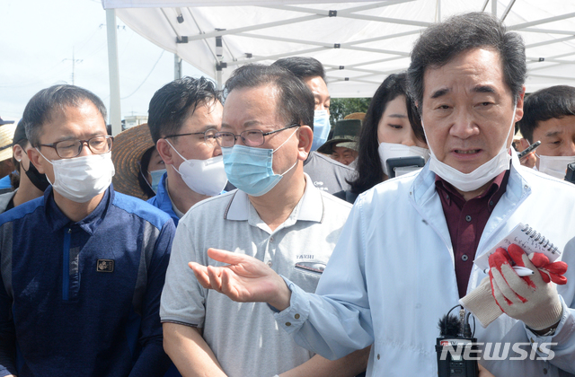 ▲ (오른쪽부터) 이낙연, 김부겸, 박주민 더불어민주당 대표후보가 12일 전북 남원시 금지면 하도마을을 방문해 집중호우 피해상황을 전달받고 있다. ⓒ뉴시스