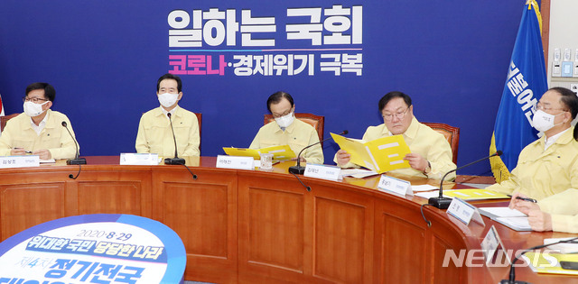 ▲ 김상조 청와대 정책실장(왼쪽부터), 정세균 국무총리, 이해찬 더불어민주당 대표, 김태년 더불어민주당 원내대표, 홍남기 경제부총리 등 참석자들이 12일 서울 여의도 국회에서 열린 고위당정협의회에서 장내 정리를 기다리고 있다. ⓒ뉴시스