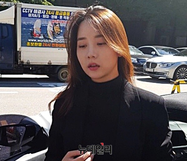 ▲ 2017년 9월 항소심 선고 직후 뉴데일리와 인터뷰 중인 한서희. ⓒ뉴데일리