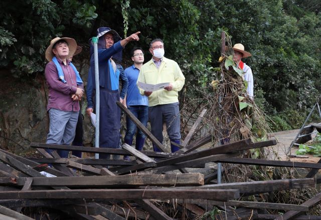 ▲ 충남도의회 김명선 의장이 12일 금산군 제원면 대산리 일원 인삼 농가의 위문에 나서 수해 현장을 둘러보고 있다.ⓒ충남도의회