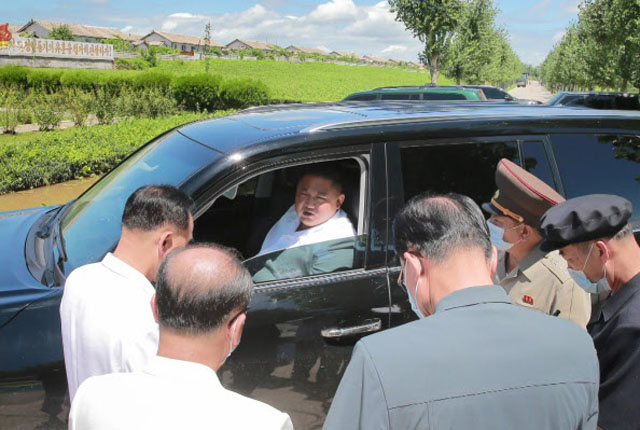 ▲ 황해북도 은파군 수해지역을 찾은 김정은이 자신이 몰고 간 렉서스 SUV 운전석에서 지시를 내리고 있다. ⓒ뉴시스. 무단전재 및 재배포 금지.
