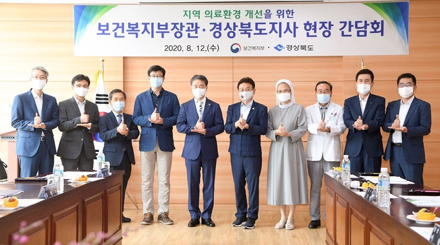 ▲ 이철우 경상북도지사는 12일 포항의료원에서 박능후 보건복지부 장관과 만나 간담회를 갖고 포항과 안동에 의과대학 신설을 건의했다.ⓒ경북도