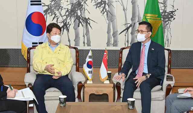 ▲ 에릭 테오(Eric Teo) 주한싱가포르 대사가 12일 오전 대구시청을 찾아 권영진 대구시장과 만나 의료 및 물산업 등 상호 협력 분야에 대한 논의를 했다.ⓒ대구시