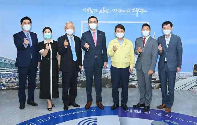 ▲ 권 시장은 “5+1 신성장산업과 스마트시티 분야, 대구공항 후적지 개발 등에 있어 싱가포르의 선진화된 경험과 성공 노하우를 배우고 싶다”며 에릭 테오 대사에게 싱가포르와 대구 발전의 가교 역할을 해 주길 당부했다.ⓒ대구시