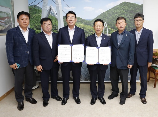 ▲ 괴산군‧산림조합중앙회가 12일 괴산군청에서 임산업 발전을 위한 업무협약을 한 뒤 기념촬영을 하고 있다.ⓒ괴산군