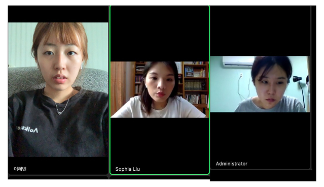 ▲ 영진전문대 글로벌호텔항공관광계열이 타이완 국립가오슝사범대학과 랜선 국제교류를 펼치고 있다. 사진은 가오슝사범대 대학원 석사과정 학생(사진 가운데)이 진행하는 온라인 교직실습에 영진 관광계열 이혜빈(왼쪽), 백종혜(오른쪽)학생이 참여하는 모습.ⓒ영진전문대