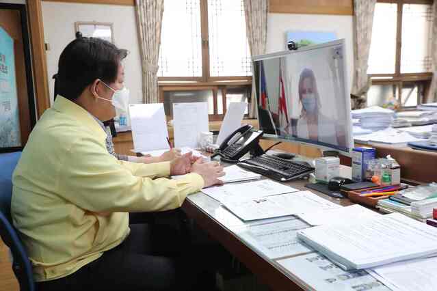 ▲ 권영진 시장이 지난 5월 체코 브르노 시장과 화상회의를 갖고 있다.ⓒ대구시