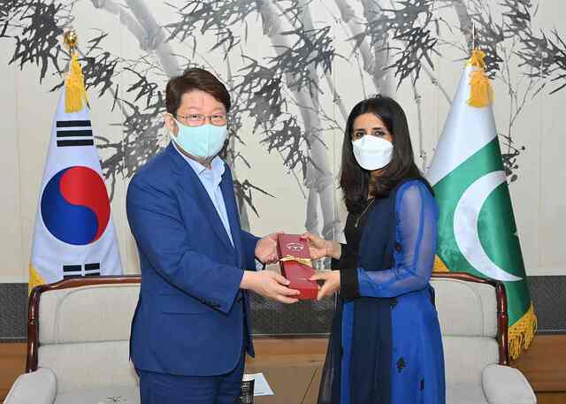 ▲ 지난 7월29일 대구시청을 방문한 파키스탄 대사와 선물교환 장면.ⓒ대구시