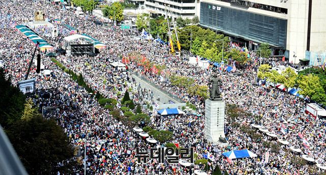▲ 지난해 10월 광화문 일대에서 열린 조국 전 법무부 장관 사퇴 촉구 집회의 모습. ⓒ이종현 기자