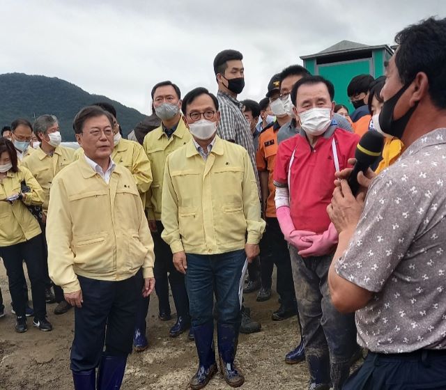 ▲ 문재인 대통령이 지난 12일 집중호우로 피해를 본 천안을 방문한 가운데 박상돈 천안시장과 문 대통령이 지역주민들의 건의사항을 청취하고 있다.ⓒ천안시