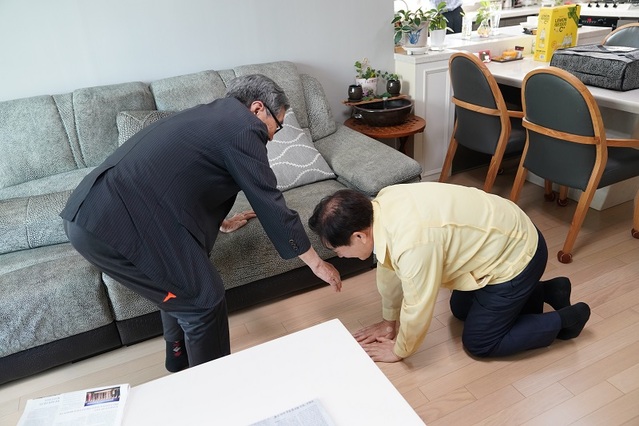 ▲ 송기섭 충북 진천군수가 13일 오상근 애국지사의 자택을 방문, 큰절을 하고 있다.ⓒ진천군