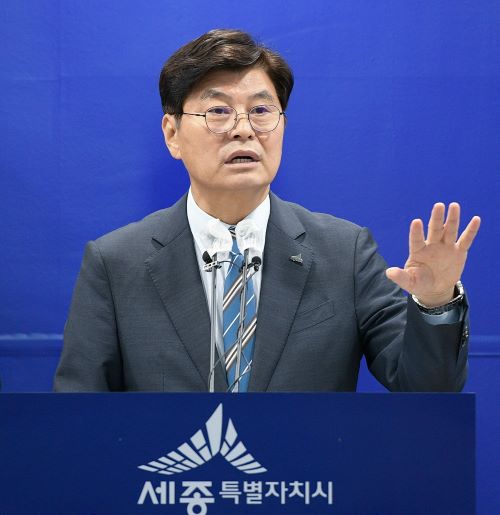 ▲ 이춘희 세종시장이 13일 정례브리핑을 통해 “세종시 로컬푸드 직매장인 싱싱장터가 지난 11일자로 누적매출액 1000억 원을 돌파했다”고 설명하고 있다.ⓒ세종시