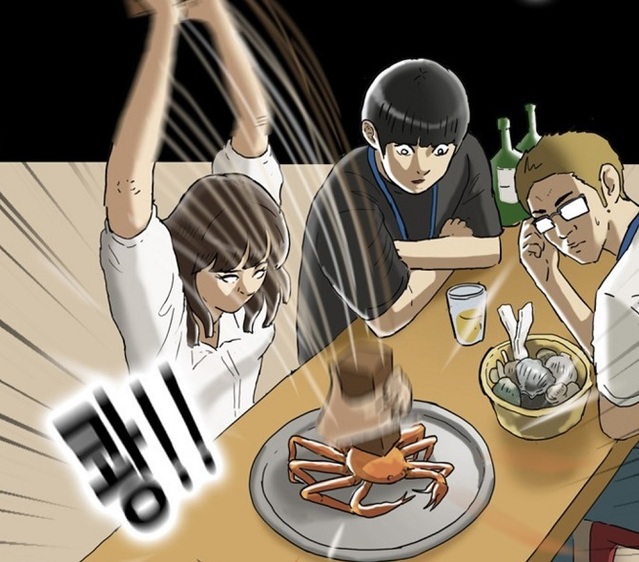 ▲ 여주인공이 조개를 배에 얹고 깨부수는 모습이 테이블 위에서 대게를 내리치는 모습으로 수정됐다. ⓒ네이버 웹툰 '복학왕' 캡처