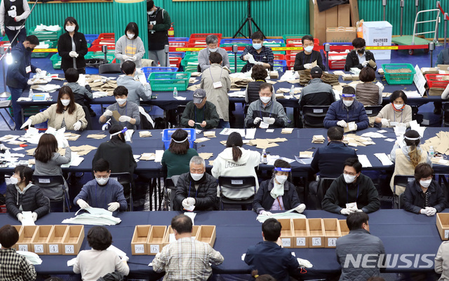 ▲ 제21대 국회의원 선거가 종료된 16일 자정 서울 종로구 경복고등학교 강당에 마련된 종로구 개표소에서 개표사무원들이 비례대표 투표용지를 수기 분류하고 있다. ⓒ뉴시스