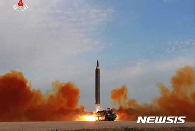 ▲ 북한이 2017년 9월 공개한 화성-12형(KN-17) 발사 장면. 군사전문가들은 이 미사일이 대함탄도미사일(ASBM)일 것으로 추정하고 있다. ⓒ뉴시스. 무단전재 및 재배포 금지.