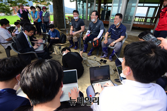 ▲ 주호영 미래통합당 원내대표가 13일 오후 집중호우로 막대한 피해를 입은 전북 남원시 용전마을에서 지원활동 중간 통합당 원내대표가 13일 오후 집중호우로 막대한 피해를 입은 전북 남원시 용전마을에서 지원활동 중간 기자들과 만나고 있다.ⓒ이종현 기자