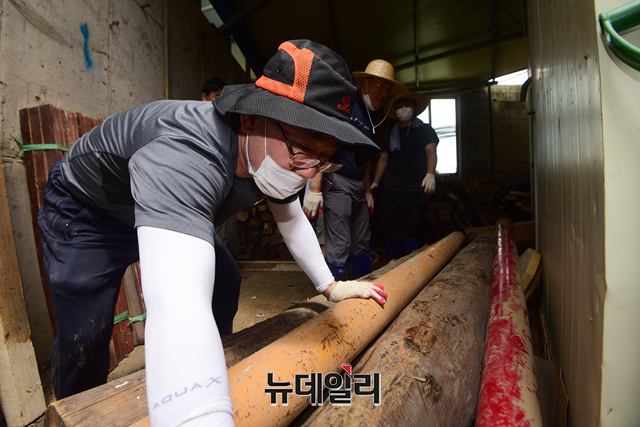 ▲ 주호영 미래통합당 원내대표가 13일 오후 집중호우로 막대한 피해를 입은 전북 남원시 용전마을을 찾아 수해복구 자원봉사를 하고 있다. 이날 봉사에는 통합당 의원들과 보좌진, 당직자, 당원등 300여 명이 함께 했다.ⓒ이종현 기자