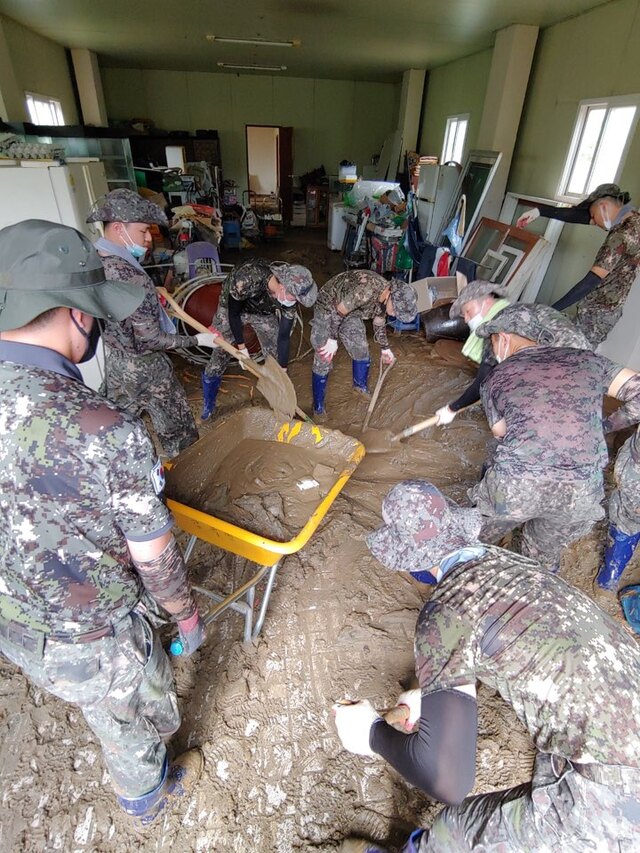 ▲ 37사단 기동대대 장병 40명이 충북 음성군 감곡면 일대에서 복숭아 과수원 배수로 작업과 침수가옥 토사제거 작업에 구슬땀을 흘렸다.ⓒ충북도