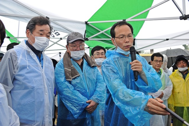 ▲ 조병옥 음성군수(오른쪽서 세번째)가 11일 수해복구를 위해 음성을 찾은 더불어민주당 원내대표단에 브리핑을 하고 있다.ⓒ음성군