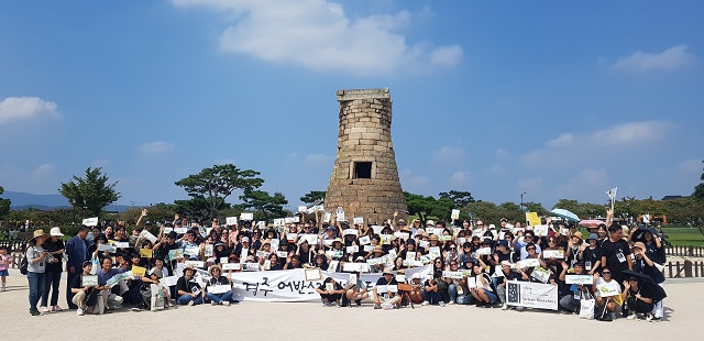 ▲ 지난해 첨성대에서 경주 어반스케치 참가자들이 기념찰영을 하고 있다.ⓒ경북문화관광공사