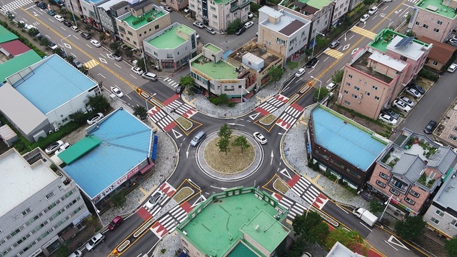 ▲ 청주시가 오창 양청택지로 오송 식약처 주변에 설치 완료한 회전교차로.ⓒ청주시 제공