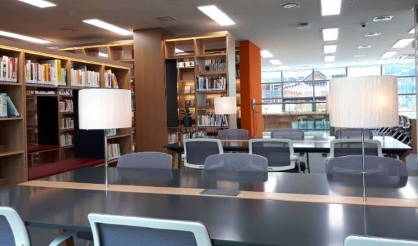 ▲ 복합커뮤니티센터 내에 개관한 도서관 내부 전경.ⓒ세종시